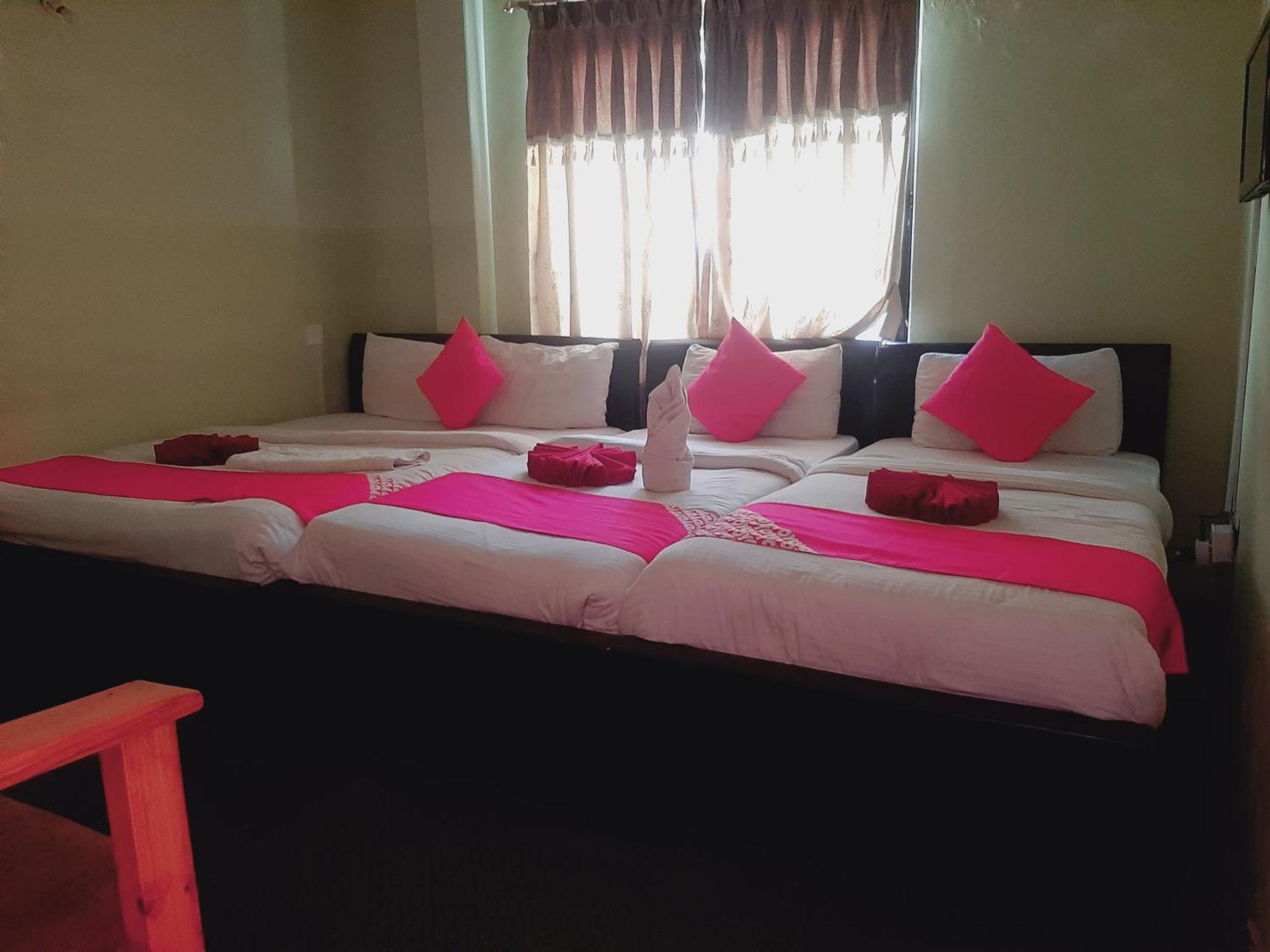 Hotel Lake N Yeti Pokhara Buitenkant foto